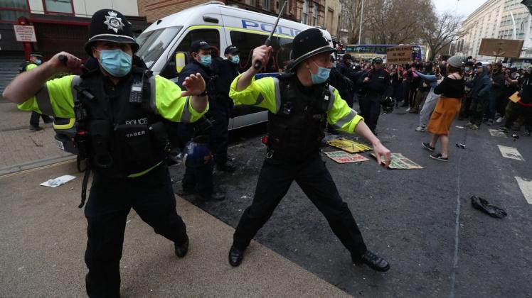 Proteste gegen ein neues Polizeigesetz eskalierten in England.