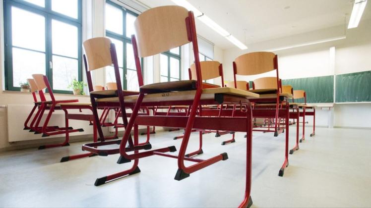 Stühle stehen auf Tischen in einem leeren Klassenzimmer einer Schule. An den Schulen Mecklenburg-Vorpommerns fallen Lehrer immer häufiger wegen Krankheit aus.
