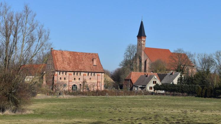 Blick auf die Kloster-Kirche und das gotische Warmhaus in Tempzin.