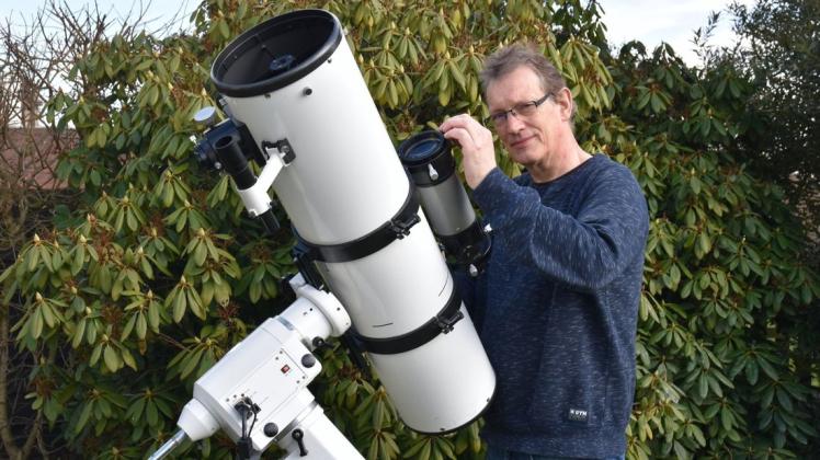 Per Kamera in die Galaxie: Klaus Witte fotografiert mit seinem Newton-Teleskop den Sternenhimmel über Delmenhorst.