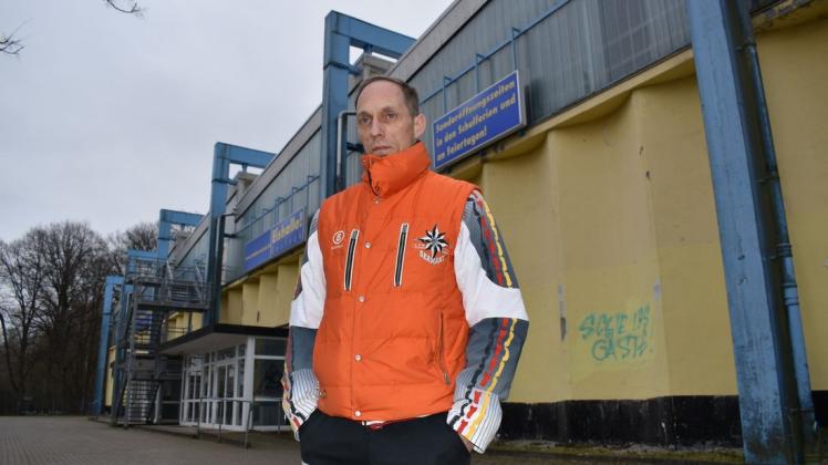 „Ich musste aus der Sitzung rausgehen, sonst wäre ich explodiert“: Shorttrack-Trainer Arian Nachbar vor der 50 Jahre alten Eishalle an der früheren Lenin-, jetzt Schillingallee, die nun zum dritten Mal seit März 2020 gesperrt ist.