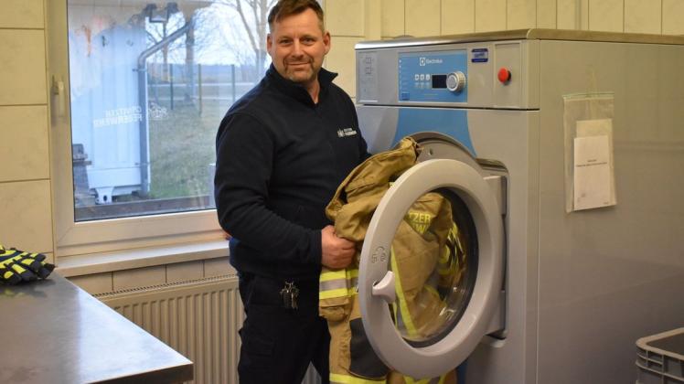 Der Crivitzer Gerätewart René Bülow kümmert sich um die Reinigung der Schutzkleidung der Brandschützer.