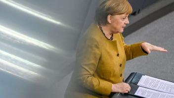 Angela Merkel steht den Abgeordneten des Bundestags Rede und Antwort.