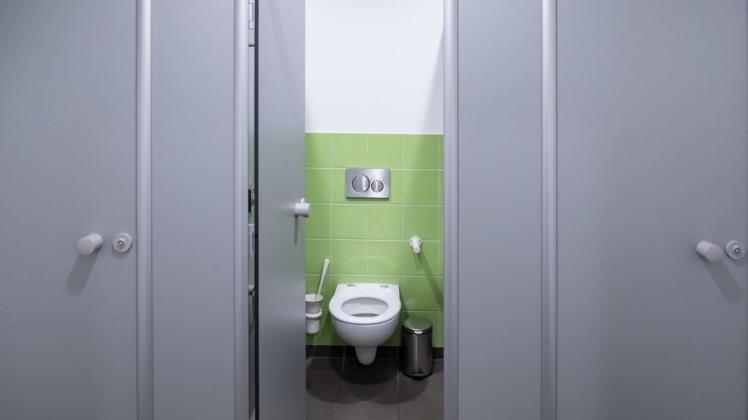 Geht es nach dem Willen der Linken in der Bürgerschaft sollen künftig Toiletten und Klassenräume an Rostocks Schulen von städtischen Mitarbeitern und nicht mehr von Privatfirmen geputzt werden.