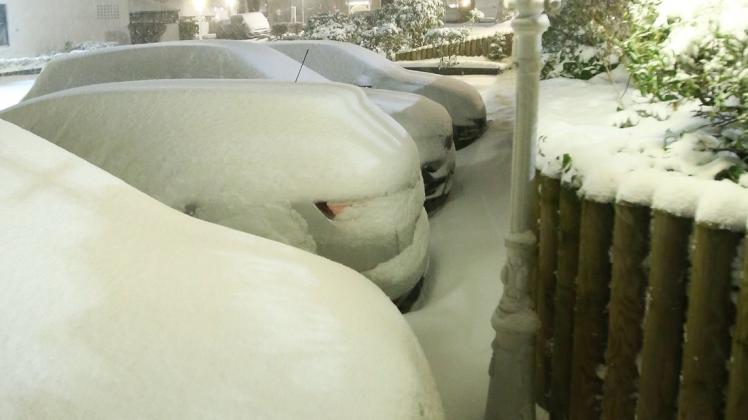 Malente: Schnee liegt auf Autos in der Ortschaft Malente im Kreis Ostholstein.
