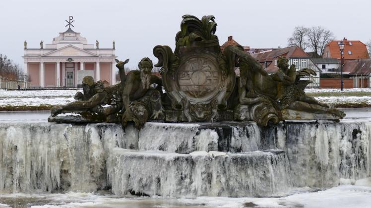 Am Bassin in Ludwigslust regiert derzeit Väterchen Frost.