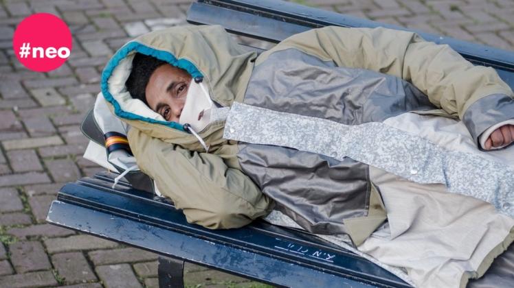 Der Shelter Suit ist Jacke und Schlafsack in einem und schützt Obdachlose und Geflüchtete vor Nässe und Kälte.