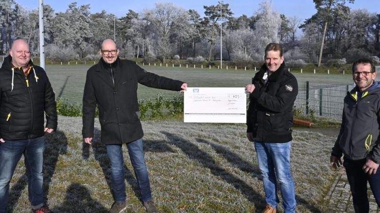 Einen Scheck über 401 Euro konnte Andreas Hömer (Zweiter von links) für den SV Eggermühlen entgegen nehmen.