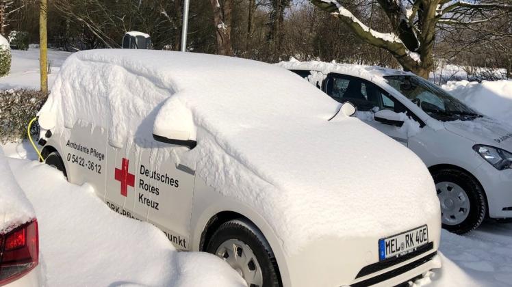 Erst freischaufeln, dann zu den Patienten fahren: Der Einsatz der Pflegefachkräfte des DRK gestaltet sich in diesen Tagen schwierig.
