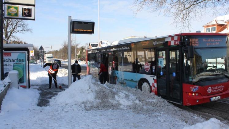 Einsatz mit der Schaufel: Stadtwerke-Busfahrer befreien Haltestellen im Stadtgebiet von den Schneemassen.