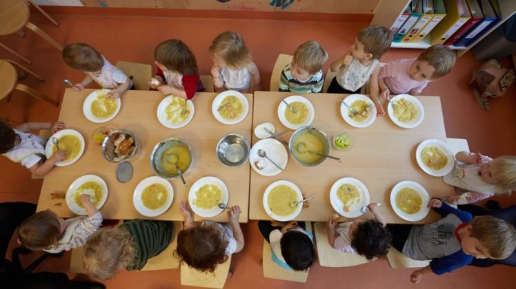 Dort, wo jetzt noch Schnee liegt, soll möglichst noch in diesem Jahr der Anbau für die Essensausgabe im Kindergarten "Petermännchen" in Pinnow entstehen - mit bodentiefen Fenstern für viel Licht.
