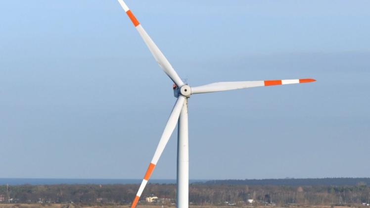 Im Seehafen Rostock dreht sich die erste Offshore-Windkraftanlage Deutschlands.