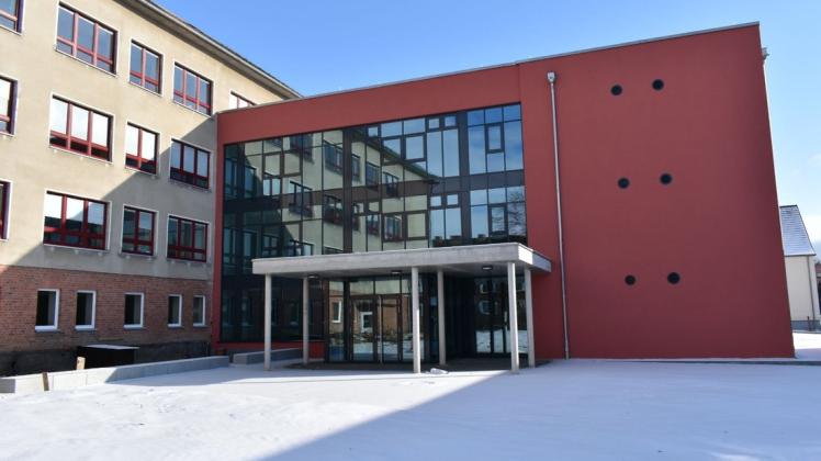 Der Neubau der Thomas-Müntzerschule in Güstrow ist fast fertig. In zwei Wochen kommen die neuen Schulmöbel.