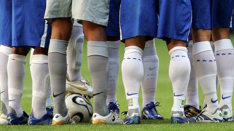 Dicht beieinander, statt auf Distanz: Sechs Stormarner Vereine kritisieren in Zeiten von Kontaktbeschränkungen, den Trainings- und Spielbetrieb im Amateurfußball wieder aufzunehmen.