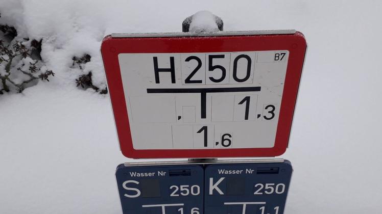 Wegweiser zum nächsten Hydranten ("H"): Das Schild zeigt den Durchmesser der Wasserleitung in Millimetern an ("250") sowie die genaue Lage in Metern - in diesem Fall 1,30 Meter rechts vom Schild, 1,60 Meter davor.