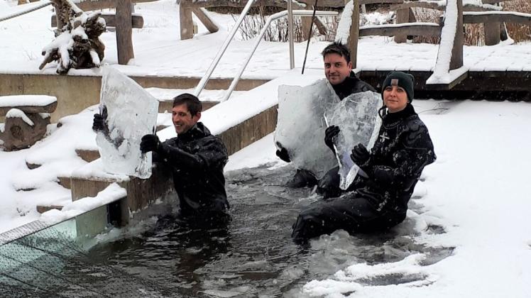 Dickes Eis an der Fischtreppe im Güstrower Wildpark: Bastian Esser, Chef der Wasserwelten, Haustechniker Eric Druzynski und Wildpark-Biologin Isabel Janke (v. l.) wurden zu Eisbadern.
