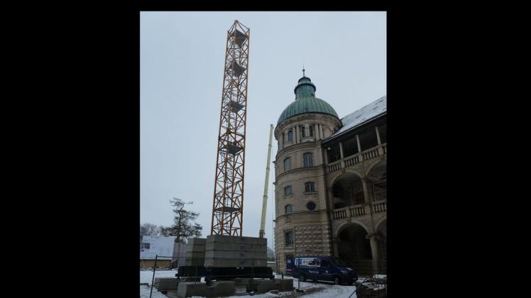 Der Kran erreicht vom Innenhof aus alle Baustellen. Der Kran erreicht vom Innenhof aus alle Baustellen.