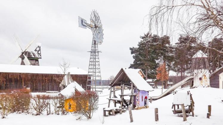 Noch liegen Spielplatz mit Windturbine, Rinderoffenstall und Mühle im Hintergrund in Winterschlaf, aber das Agroneum bereitet sich auf die Saison 2021 vor. Noch liegen Spielplatz mit Windturbine, Rinderoffenstall und Mühle im Hintergrund in Winterschlaf, aber das Agroneum bereitet sich auf die Saison 2021 vor.