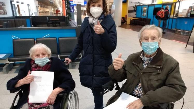 Geschafft: Margarete und Karl Heinz Farthmann, hier mit ihrer Tochter Doris Stegmann, haben sich am Flughafen Münster-Osnabrück impfen lassen - mit 95 und 98 Jahren gehörten sie zu den ältesten Impflingen dort.