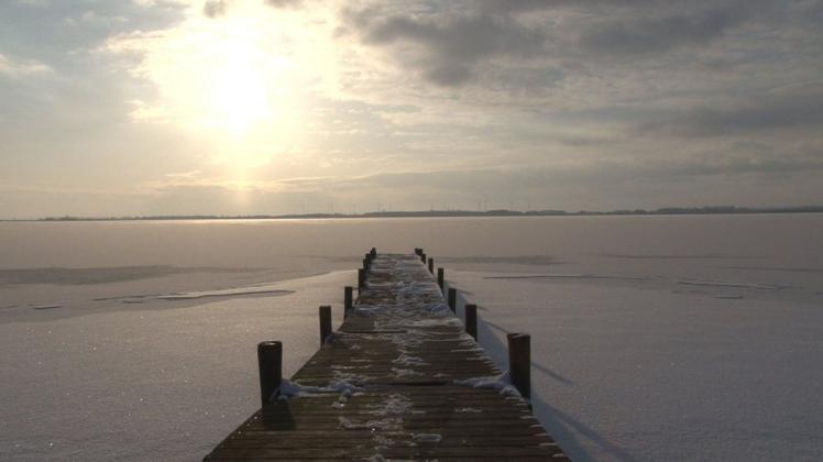 Leicht eingefroren und Schnee bedeckt - der Dümmer See. Doch Vorsicht, das Eis trägt (noch) nicht.