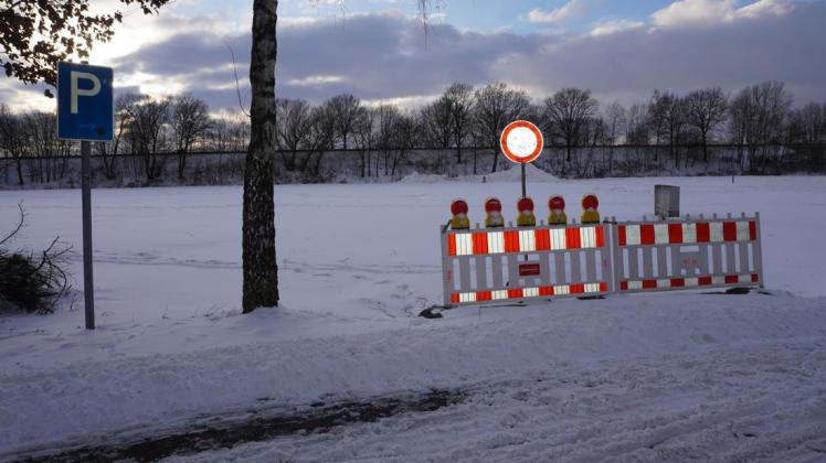 Mit Absperrbaken und Flatterbändern hat die Stadt Meppen derzeit den Parkplatz beziehungsweise das Veranstaltungsgelände am Nagelshof hinter dem Emsbad abgesperrt.