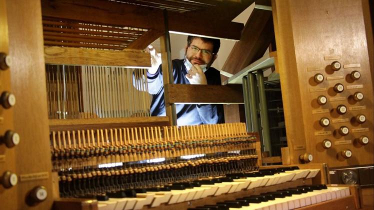Auch hinter dem Instrument ist Orgelbauer Tilman Daewel in seinem Element.