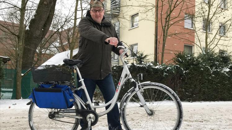Auf schneebedeckten Straßen muss er seine Tour zu Fuß weiterführen: Zeitungszusteller Claus von Bassen.