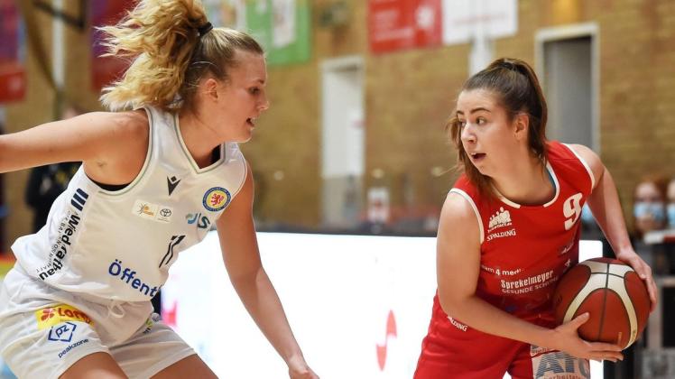 Victoria Poros (rechts, hier in einem Spiel der 2. Bundesliga) traf zwei wichtige Dreier beim Sieg der Girolive-Panthers in Saarlouis (Archivbild).
