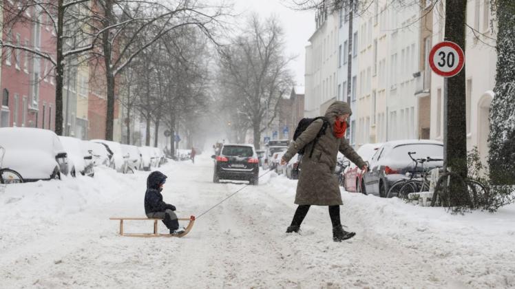 In vielen Nebenstraßen liegt noch immer sehr viel Schnee – da hilft nur noch der Schlitten.