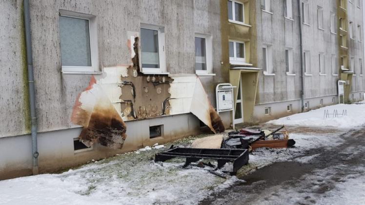 Das Feuer hatte bereits die Fassade stark beschädigt, die Dämmung darunter gab der Hitze ebenfalls schon nach