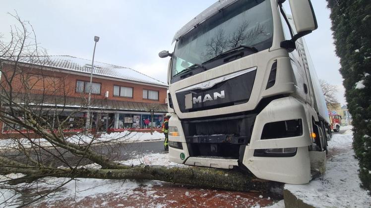 Nach der Rutschpartie fällt der Lkw einen Baum und kam auf dem Gehweg zum Stehen. Zum Glück war dort kein Fußgänger unterwegs.