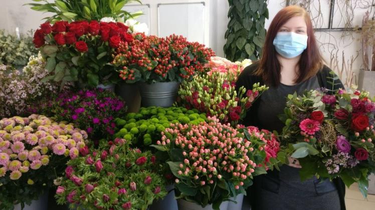 Lena Droste vom Blumengeschäft Ottenhues in Salzbergen hofft, am Valentinstag nicht mehr durch ein Fenster, sondern wieder im Laden verkaufen zu dürfen.