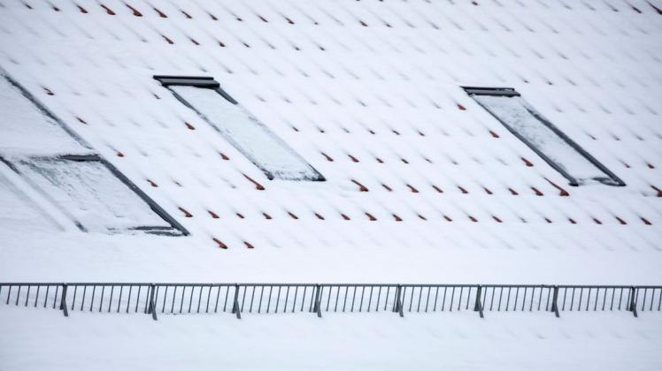 Große Schneemengen auf Dächern können ein enormes Gewicht entwickeln.