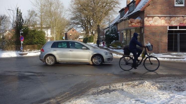 In Zukunft kein Überholen mehr? Eine Radfahrerin in Hude an Ulmenstraße (Bildvordergrund) und Schützenstraße auf dem Weg in die Straße Hohelucht. In diesem Bereich könnte mal eine Fahrradstraße entstehen.