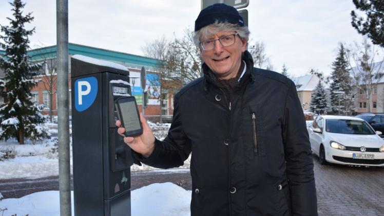 Roland Masche macht es deutlich: Bald kann ein Parkticket auch mit einer Handy-App gekauft werden. Die herkömmlichen Parkautomaten bleiben dennoch stehen. Roland Masche macht es deutlich: Bald kann ein Parkticket auch mit einer Handy-App gekauft werden. Die herkömmlichen Parkautomaten bleiben dennoch stehen.