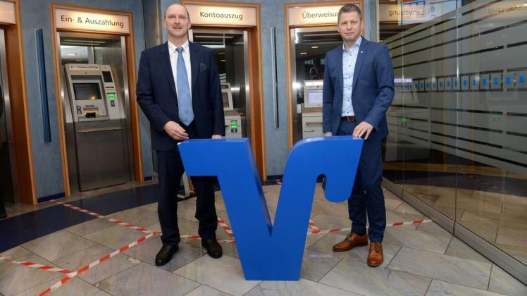 Solide Zahlen für das Geschäftsjahr 2020 der VR-Bank Osnabrücker Nordland präsentierten die Bankvorstände Herbert Niemann (links) und Ralf Stolte.