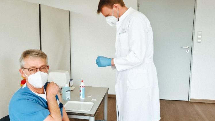 Dr. Ralf Meyer verabreicht Dr. Hermann Rolfes die Corona-Schutzimpfung