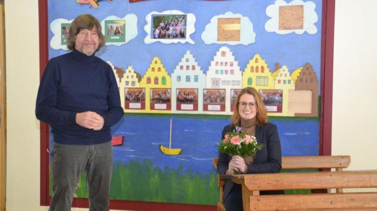 Die neue Grundschulleiterin Nicole Wulff mit Schulverbandsvorsteher Detlef Honnens