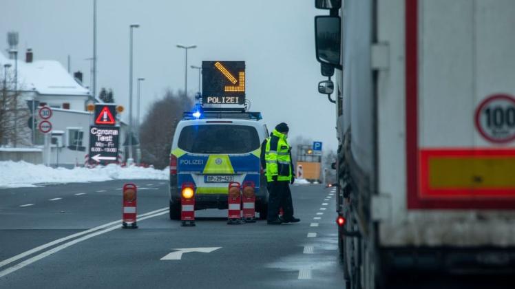 Die Bundespolizei kontrolliert am Grenzübergang Schirnding Autofahrer, die aus Tschechien kommen.