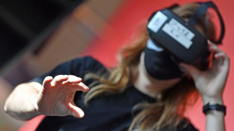 Mithilfe einer Virtual-Reality-Brille lässt sich in Zukunft Höhenangst von zu Hause aus bekämpfen.