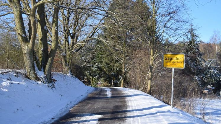Im Sternberger Ortsteil Sagsdorf endete am Donnerstag nach nur drei Kilometern die Fahrt des gestohlenen Kleintransporters im Straßengraben.