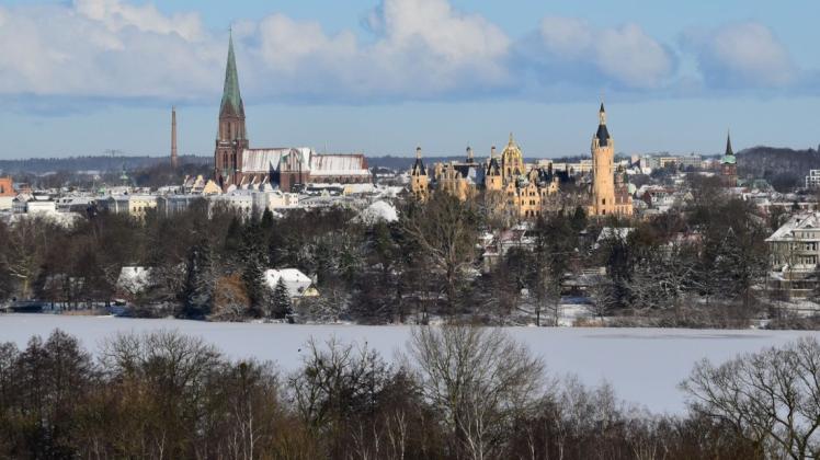 In der Landeshauptstadt ist so viel Schnee gefallen wie seit Jahren nicht.