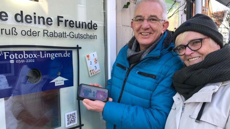 Walter und Birgit Sledz aus Lingen nutzten spontan die Fotobox mit ihrem Handy.