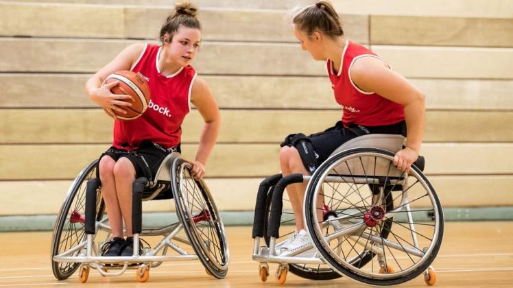 Die Osnabrücker Rollstuhlbasketballerin Anna-Lena Hennig (links) steht als Behindertensportlerin des Jahres zur Wahl.