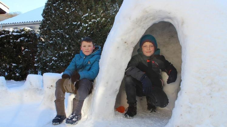 Mit ganz viel Schnee aus der Nachbarschaft haben die beiden Freunde Riccardo (l.) und Tillmann aus Raben Steinfeld im Garten ein Iglu errichtet.