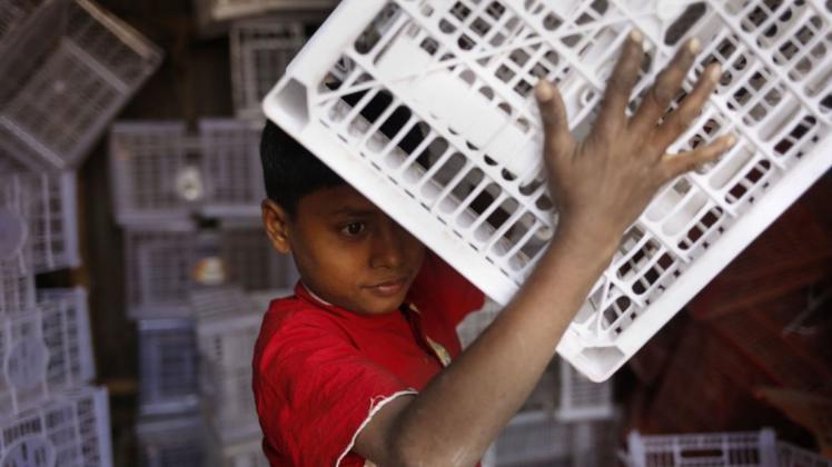 Kinderarbeit in Bangladesch. Ein neues Lieferkettengesetz verpflichtet deutsche Unternehmen künftig, bei ihren Lieferanten auf die Einhaltung von Menschenrechten zu achten. Kinderarbeit in Bangladesch. Ein neues Lieferkettengesetz verpflichtet deutsche Unternehmen künftig, bei ihren Lieferanten auf die Einhaltung von Menschenrechten zu achten.