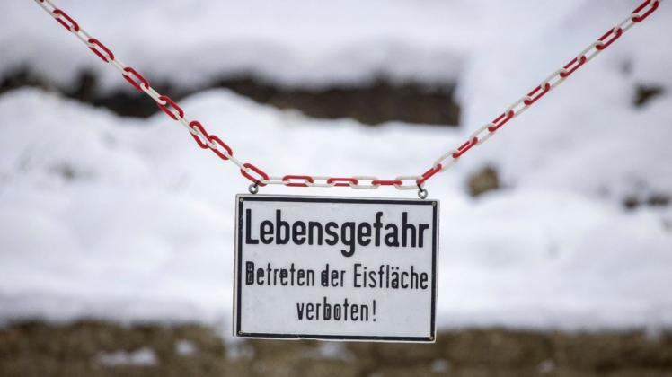 Die Polizei warnt vor dem Betreten von nicht freigegebenen Eisflächen.