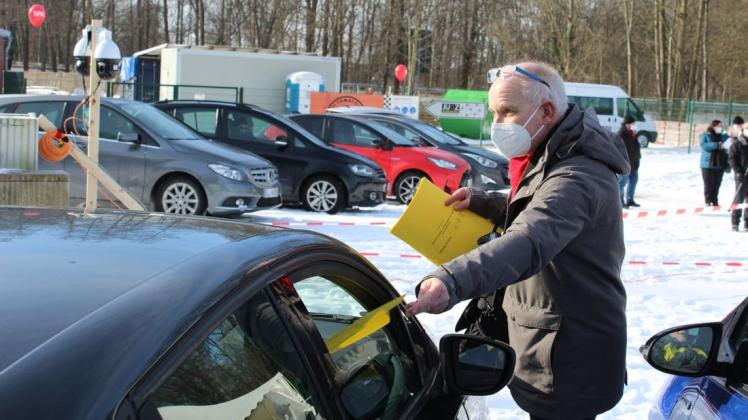 Bei der Wahl des SPD-Bürgermeisterkandidaten in Papenburg wurden Zettel für die Stimmabgabe durch die Autofenster an die Mitglieder gereicht.