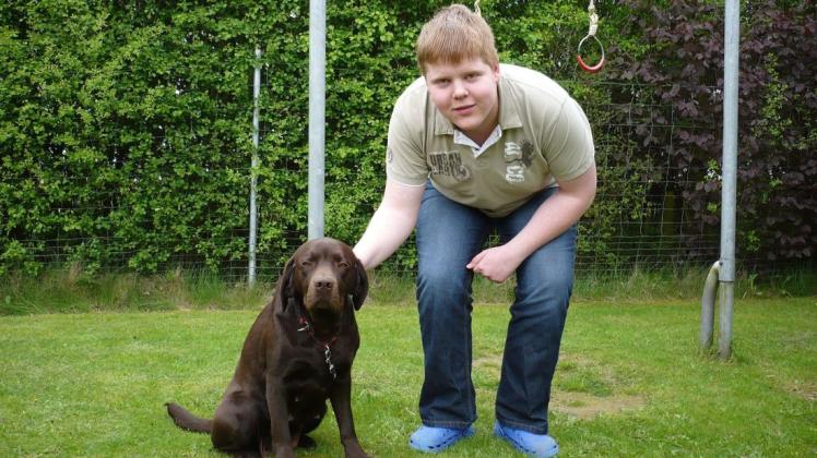 Felix Glawaty mit seinem Therapiehund Josi.