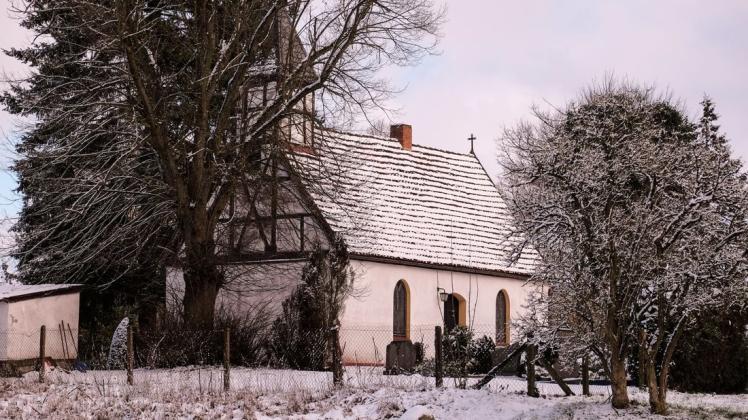 Die kleine Dorfkirche in Weisin liegt malerisch in der Nähe des Sees. Sie kann als Ausgangspunkt für ausgedehnte Spaziergänge genommen werden.